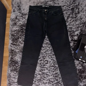 Svarta jeans  - Svarta jeans har använts ett par gånger ser ut som ny jätte bra kvalitet köpt för 500kr