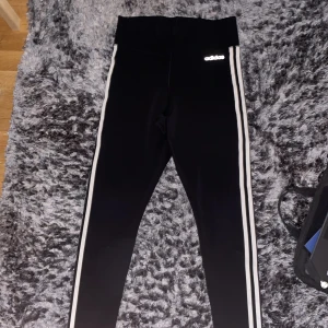 Adidas tränings byxa  - Adidas svart träningsbyxa har använts 1 gång ser ut som ny 