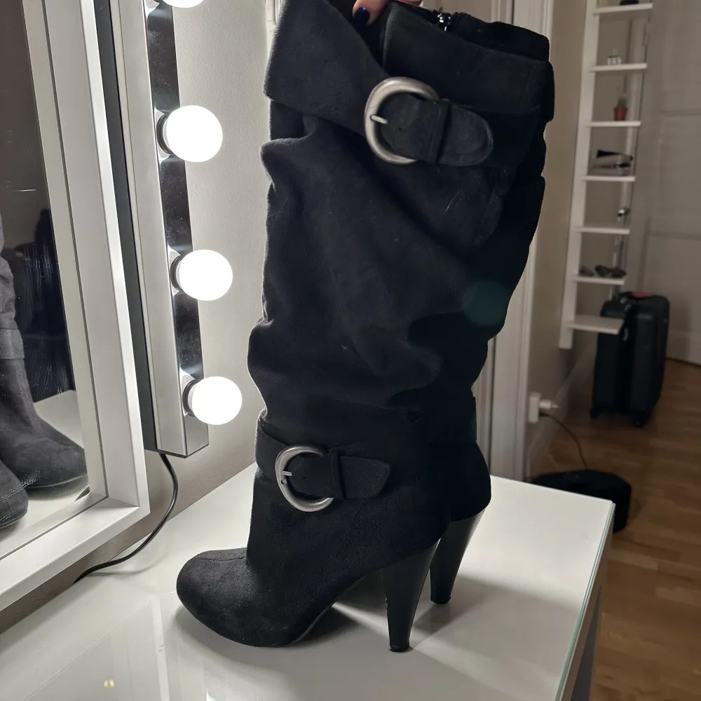  Skit coola och unika svarta boots med silver detaljer! Mycket bra skick och väldigt bekväma. Klacken är 7 cm lång och passar strl 38/39 Köparen står för frakt! . Skor.