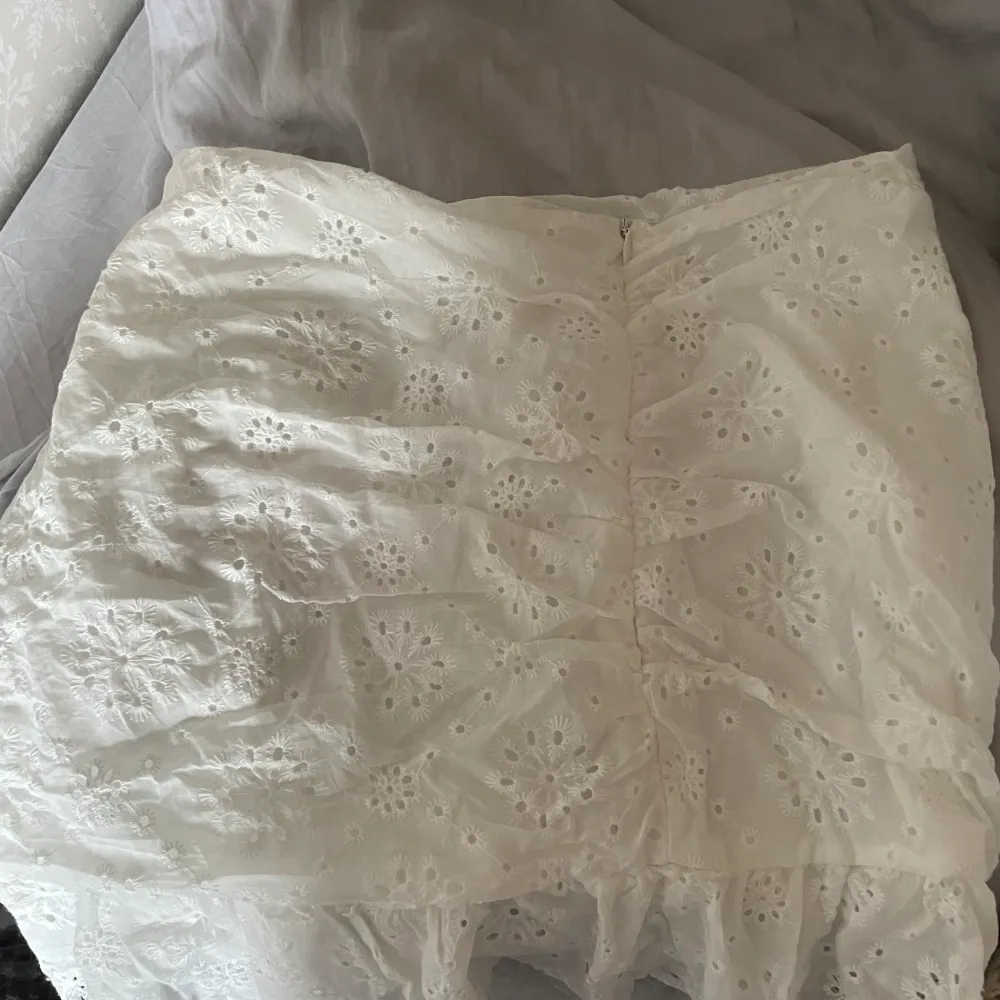 En jättesöt vit kjol som sitter perfekt på men va tycärr lite för liten för mig. Den är väldigt snygg och trendig. Pris kan diskuteras . Kjolar.