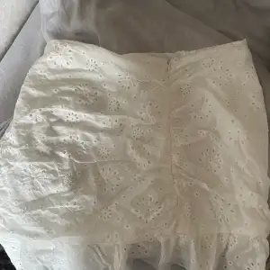 En jättesöt vit kjol som sitter perfekt på men va tycärr lite för liten för mig. Den är väldigt snygg och trendig. Pris kan diskuteras 