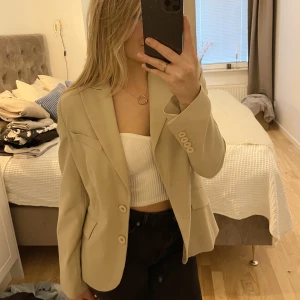 Beige kavaj Kappahl - Snygg äldre kavaj från Kappahl i Strl 38 i mycket bra skick.   Kolla gärna in mina andra annonser, samfraktar gärna 🤝