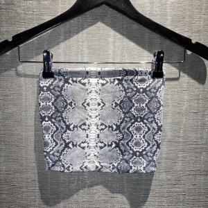 Tubtopp - En fin strapless tubtopp som är orm mönstrad. Den är väldigt strechig så passar någon med S också. Från Bershka i storlek XS.  Skriv privat för mer info och bilder.