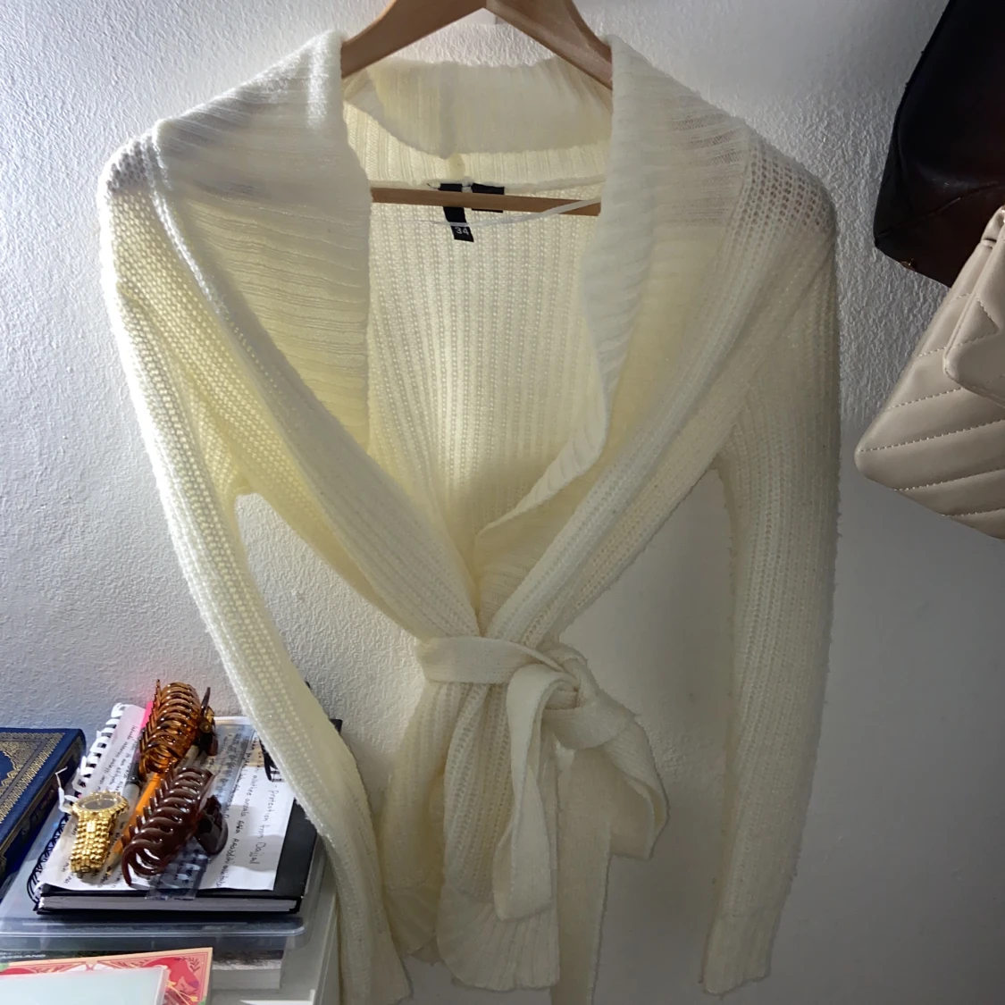 Knytbar stickad kofta