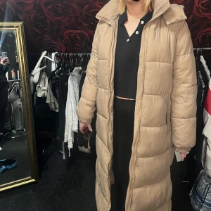 Lång vinterjacka stl s men mer som M ev liten L L - vinterjacka stl S i stl passar mer M liten L. Knappar nedtill längs benen. använd knappt en säsong. Inga defekter förutom en liten ljus lila fläck, syns knappt. (Fler bilder finns) annars en snygg o skön vinterjacka som håller värmen. Säljes för 200kr