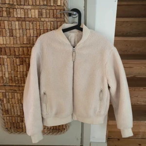 Teddy jacka  - Teddy jacka från & otherstories som knappt har använts!