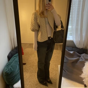 Beige vest - Beige vest. Använd fåtal ggr. Bara skicka om ni har frågor, vill ha fler bilder, diskutera pris eller liknande🥰🥰