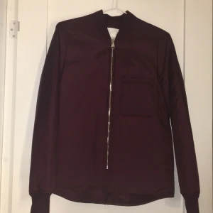 Jag säljer en oanvänd ny Arket jacka  - Jackan är i storlek 34 Mötesplats i Partille sentrum