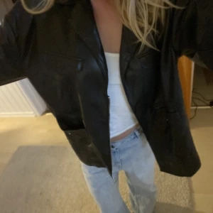 Svart skinnjacka nakd - Super snygg skinnjacka, använd 2 ggr. Nypris 679kr Sitter snyggt lite oversize på mig som ofta har 36.❤️❤️