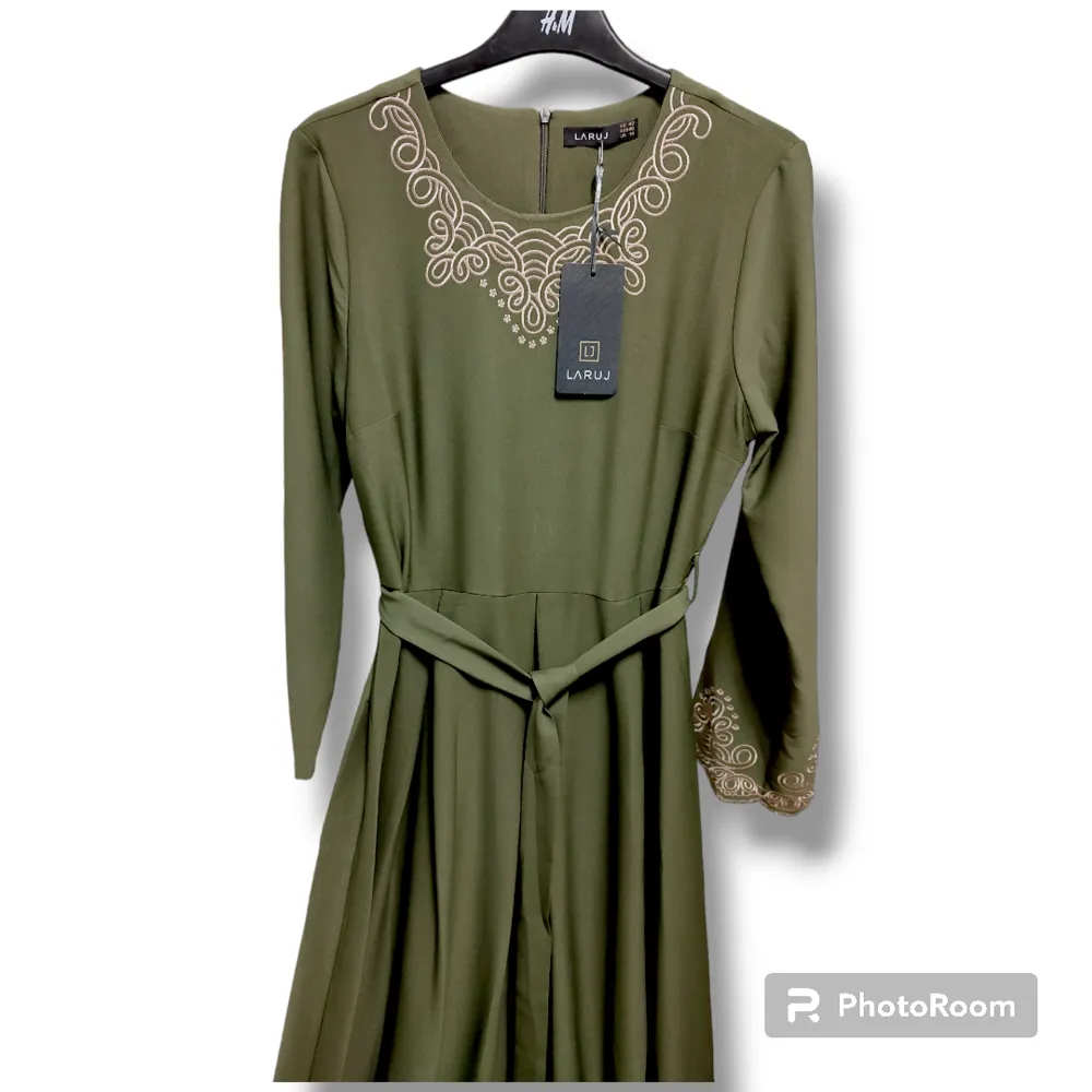 Långärmad Festklänning i olivgrön färg  med knyt i midjan. Nyskick (Aldrig använd)  (OBS: Bilderna är tagna av mig. Bakgrunden är borttagen)  . Klänningar.
