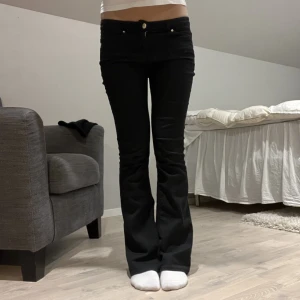 Svarta lågmidjade jeans  - Supersnygga sköna svarta lågmidjade jeans💕midjemått 78 (matrealet är ganska stretchigt så passar även större) innerbenslängd 78 cm (jag på bilden är runt 167) 