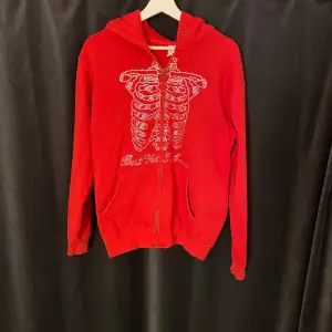 Säljer en röd best yet to come zip up hoodie i färgen röd och i storlek M, knappt använd