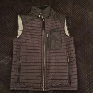 Para Jumpers väst, Large - Säljer denna fina Para Jumper väst för endast 750 som ny, inköptes på NK för 3000kr. Har även en Jacka i dun som passar till. Hör av dig vid funderingar/intresse!