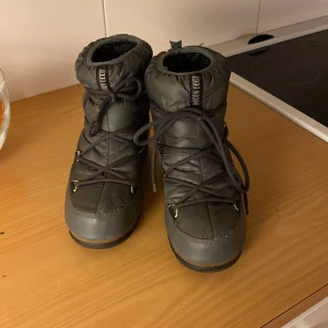 Moonboots  - Jättefina gråa Moonboots 