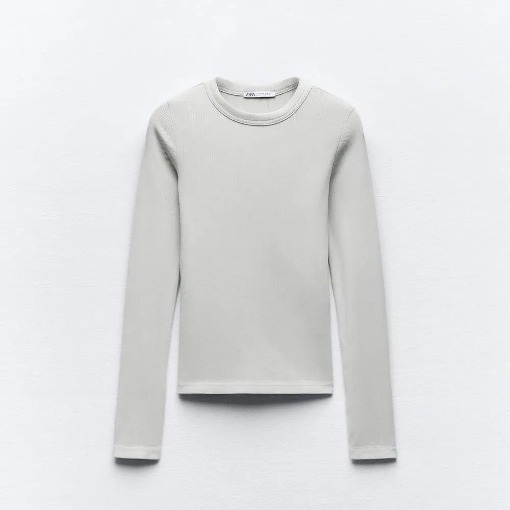 Säljer denna långärmade tröjan för den inte kommer till användning🤍 Endast använd ett få tal gånger så inga defekter på den💕 köpte för 200kr säljer för 150kr🤍 Färgen är väldigt ljus beige blandat med vit. Tröjor & Koftor.