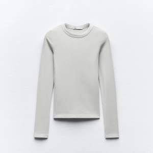 Säljer denna långärmade tröjan för den inte kommer till användning🤍 Endast använd ett få tal gånger så inga defekter på den💕 köpte för 200kr säljer för 150kr🤍 Färgen är väldigt ljus beige blandat med vit