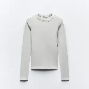 Säljer denna långärmade tröjan för den inte kommer till användning🤍 Endast använd ett få tal gånger så inga defekter på den💕 köpte för 200kr säljer för 150kr🤍 Färgen är väldigt ljus beige blandat med vit