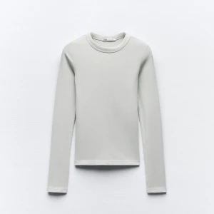 Långärmad Zara tröja🤍 - Säljer denna långärmade tröjan för den inte kommer till användning🤍 Endast använd ett få tal gånger så inga defekter på den💕 köpte för 200kr säljer för 150kr🤍 Färgen är väldigt ljus beige blandat med vit