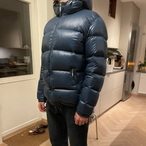 Dunjacka  - Jacka ifrån zara med 100% dun. Varm och snygg, påminner om moncler maya. Storleken är large men passar även medium (jag är 184 lång). Kan mötas upp och kan skickas mot betalning:)
