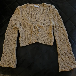 Beige kofta - Jag säljer min nästintill oanvända tröja från Zara. Nyskick!