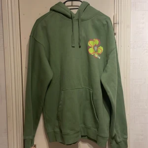 Hoodie - Hoodie med luva och tryck från HM herr. Använd endast ett fåtal gånger då jag trivs i ännu större tröjor. Jättesnygg och i perfekt skick. Passar vem som helst