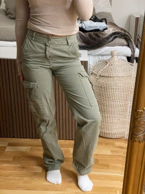 Cargobyxor - Cargobyxor som egentligen ska vara oversized men som tyvärr blivit försmå för mig och därför sitter tightare och mer högmidjat, sparsamt använda❤️