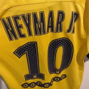 PSG 2017/18 borta tröja med Neymar där bak. Svår tröja att få tag på och en av hans bästa säsonger för PSG.  Små fläckar men knappt synliga.