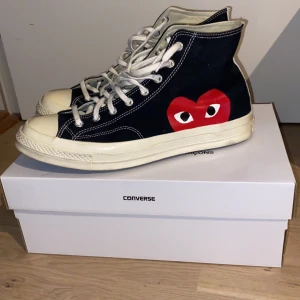 Converse x CDG - Ett par schyssta Converse som gjorts i collab med CDG. Någon fläck på sulan men annars fint skick. Nypris 1495:-