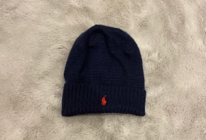 Ralph Lauren mössa  - Säljer nu denna Ralph Lauren mössa då den ej kommer till användning längre.  Mössan är i väldigt fint skick och använd sparsamt! Vid frågor eller funderingar kontakta mig! Mvh Elliot 😊