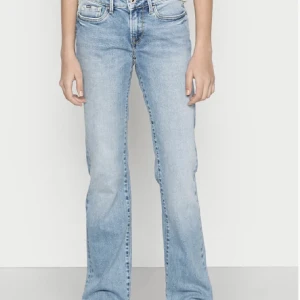 Low waist flare PEPE JEANS - Säljer nu mina pepe jeans då de inte kommer till användning längre. Inga defekter köpptes för 999 men säljer för 450💖