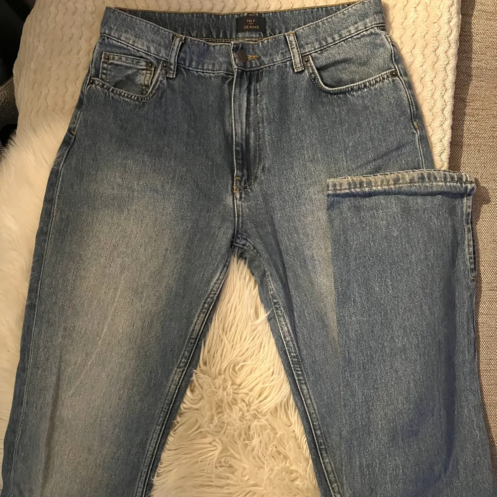Blå jeans med slits längst ned från Nelly storlek 38. Använda 1-2 gånger💙 350kr inklusive frakt. Jeans & Byxor.
