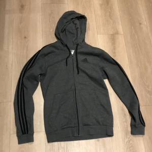Adidas hoodie - Grå hoodie med svarta ränder, tröjan är i nyskick