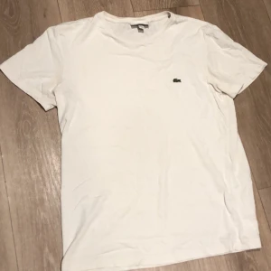 Lacoste t-shirt - T-shirt ifrån Lacoste i ett bra skick