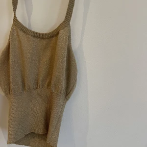 Guldig partytopp - Aldrig använd men supersöt guldtopp! 