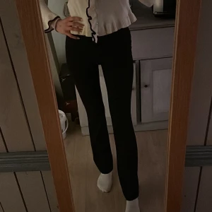 Kostymbyxor  - Dem är i yogapants material. Så väldigt bekväma, använda flertal gånger. Men i bra skick.