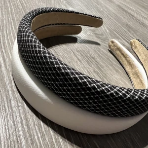 Två diadem - Säljer ett vitt och ett svart vit rutigt diadem. Säljer för 49 kr