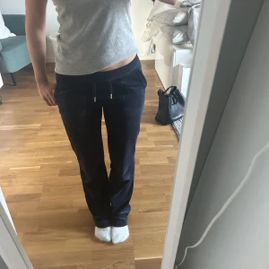 Juicy couture byxor  - Mörkblå juicy couture byxor i storlek xxs, passar nog även xs. I väldigt bra skick och sparsamt använda, nypris 1200kr