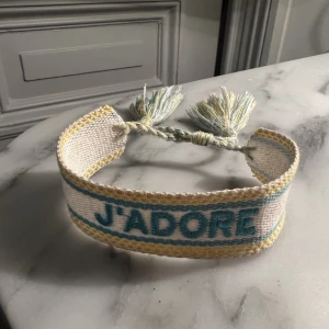 Armband - ”J’adore” armband 🩵🤍💛