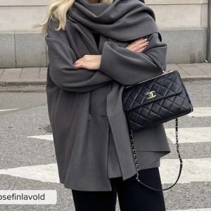 Grå kappa - Grå kappa från NAKD. Väldigt snygg, dock blivit lite nopprig (se bild tre) men går lätt att få bort. Köpt för 899:-