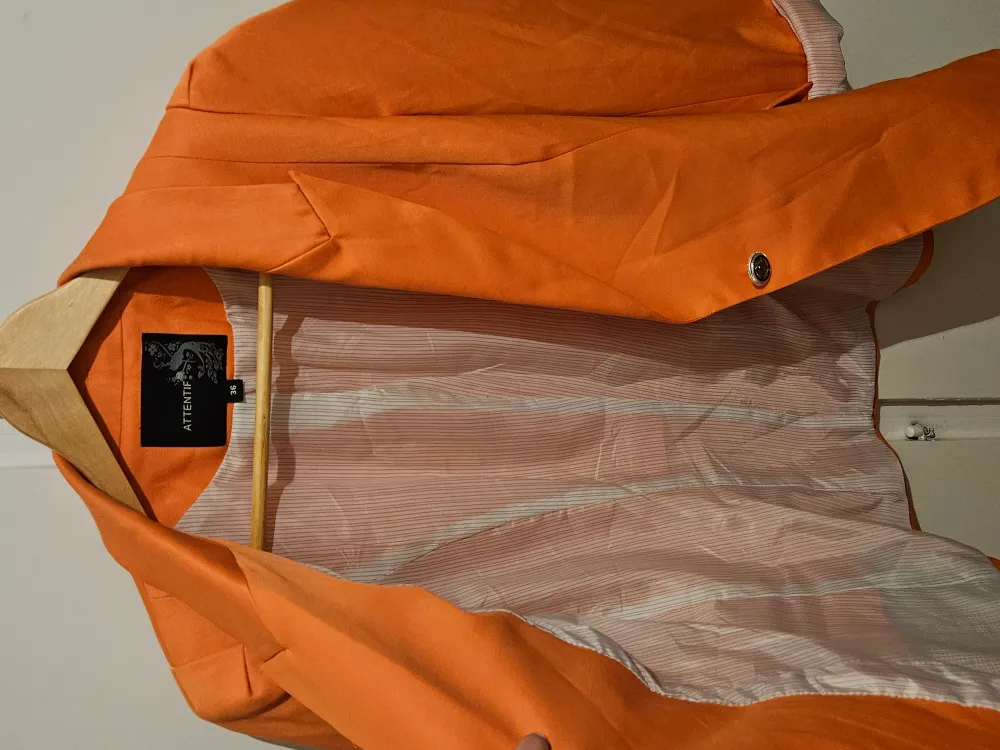 Orange blazer, bra för jobbet. Skön matrial, använd några gånger . Kostymer.