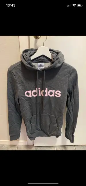 Mörkgrå hoodie från Adidas i storlek xs. Aldrig använd!