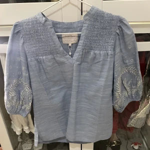 Trekvartsärm tröja  - Aldrig använd med prislappen kvar. Är stor i storleken så mer en xs-s🤍