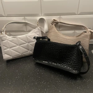 Väskor  - Superfina väskor! Den svarta väskan är använd men dom andra helt oanvända💞