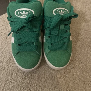 Campus 00s - Gröna campus 00 köpta på Nelly, endast testade. Storlek 38, 1500. Kan skickas samma dag vid smidigt köp