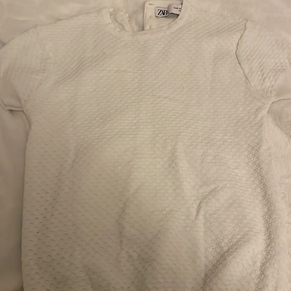 kanske säljer den här jätte fina vita tröjan från zara!  💓 Skriv för fler bilder, (första bild inte min) . T-shirts.