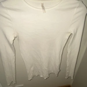 Vit långärmad  - Stl. 146-152 Pomp.de.lux Nästan aldrig använd