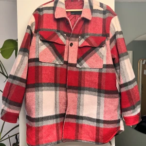 Asos Design - Skjortjacka i väldigt bra skick, den är varm och skön, lite oversize.