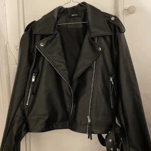 Oversized skinnjacka  - Säljer denna snygga oversized skinnjacka! Storlek M, sitter perfekt oversize på mig som normalt är en S. Använd fåtal gånger så i nyskick 😇