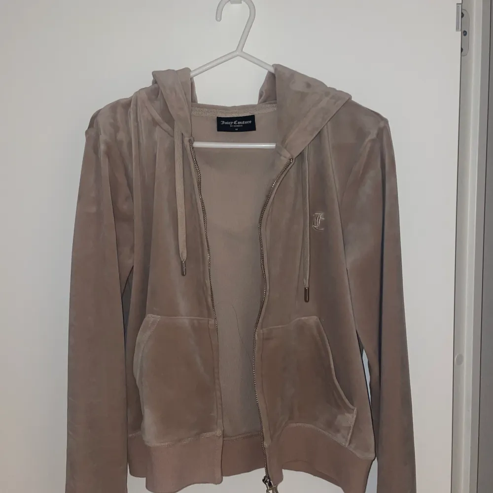 Juicy couture beige kofta. Jätteskönt material men Används ej tyvärr. Storlek M. Använd en gång. Tröjor & Koftor.