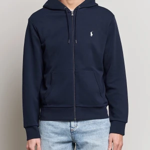 Polo Ralph Lauren zip hoodie  - Säljer en jättefin polo Ralph lauren zip up anvand ett fåtal gånger jättefin och inga defekter alls, köpt på aboutyou nypris 2159kr 